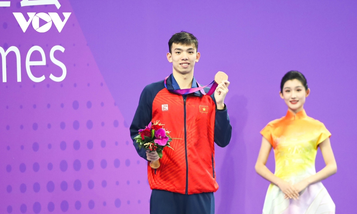 Swimmer Huy Hoang wins ASIAD medal, 2024 Olympics ticket